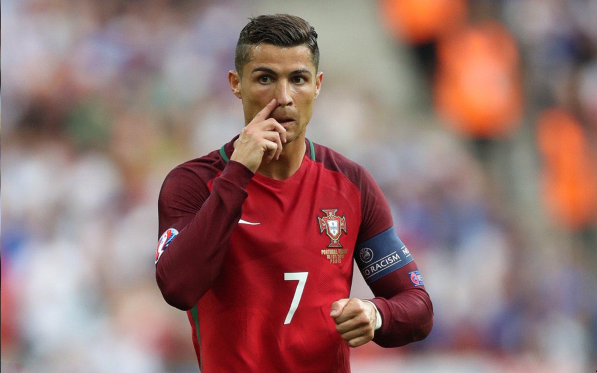 欧冠历史再书争议一页，巴萨上半时染红成魔咒，阿劳霍两度上榜改写球队命运